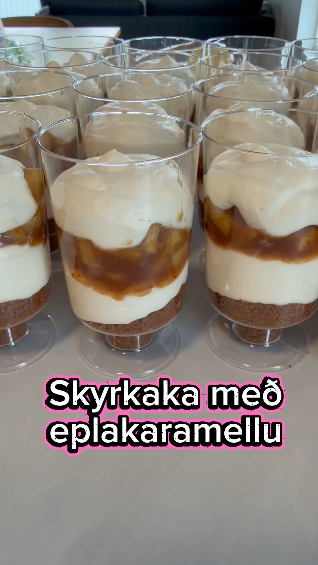 Epla-Karamellu Skyrkaka